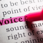 Trouver le ton de voix de sa marque 📢(tone of voice): Votre super pouvoir stratégique 2 Un dictionnaire anglais avec, surligné en rose, le mot Voice